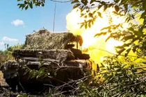 Hai tiểu đoàn bị bao vây, Toretsk rạn nứt, Chasov Yar chuẩn bị sụp đổ