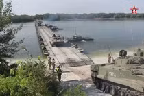 Quân đội Nga bắc cầu phao, gây bất ngờ khi phản công ở Kursk 