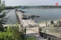 Quân đội Nga bắc cầu phao, gây bất ngờ khi phản công ở Kursk 