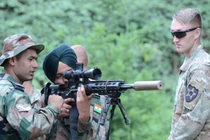 Quân đội Ấn Độ huấn luyện chiến đấu sinh tồn đối đầu Trung Quốc 