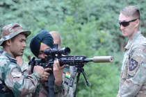 Quân đội Ấn Độ huấn luyện chiến đấu sinh tồn đối đầu Trung Quốc 