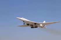 Nga xác nhận đưa máy bay ném bom chiến lược Tu-160 tham chiến
