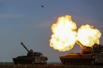 Hố đạn pháo ở chiến trường Donbass cảnh tượng như trên Mặt Trăng