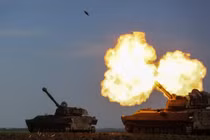 Hố đạn pháo ở chiến trường Donbass cảnh tượng như trên Mặt Trăng