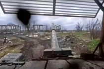 Xe tăng T-72 của Nga thoát chết thần kỳ sau cú đánh trời giáng