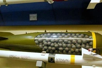 Mỹ viện trợ bom chùm cho Ukraine, Nga sẵn sàng đáp trả