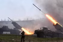 Ukraine tiếp tục tấn công, Nga đưa quân "luồn sâu đánh hiểm"