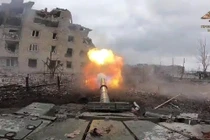 Quân đội Ukraine bị “chôn chân” ở Bakhmut và Soledar thế nào?