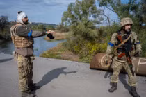 Kurakhove bị bao vây, quân Ukraine bỏ chạy giữa làn đạn 