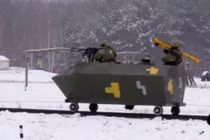 Quân đội Ukraine bị chê vì sử dụng xe goòng, súng gỗ huấn luyện