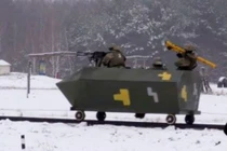 Quân đội Ukraine bị chê vì sử dụng xe goòng, súng gỗ huấn luyện