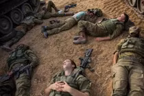 Trong chiến đấu, người lính thức liên tục được bao lâu?