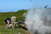 Căng thẳng Nga - NATO ngày càng nóng, lính Anh cập bến Ukraine