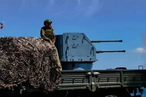 Thiếu vũ khí, Ukraine dùng cả hải pháo thời Liên Xô để chống UAV 