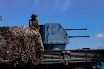 Thiếu vũ khí, Ukraine dùng cả hải pháo thời Liên Xô để chống UAV 