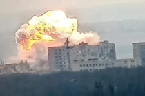 Nga dùng chiến thuật “làm cỏ” bằng bom chùm ở Ukraine 