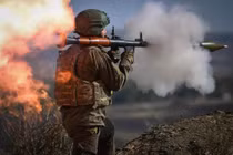 Cả Nga và Ukraine thi nhau “tặng quà” cho Hội nghị thưởng đỉnh NATO 