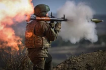 Cả Nga và Ukraine thi nhau “tặng quà” cho Hội nghị thưởng đỉnh NATO 