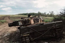 Đến lượt xe tăng Strv122 bị UAV cảm tử Lancet hạ gục