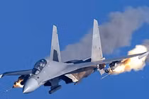 Su-35 quần thảo ở độ cao thấp, pháo binh Nga bắn "đỏ nòng"
