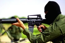 Phiến quân IS lại khoe vũ khí Mỹ ở Iraq