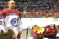 Tổng thống Putin trổ tài chơi hockey trên băng 