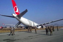 Máy bay Thổ Nhĩ Kỳ chở 238 người hạ cánh, vỡ toác đầu