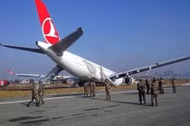 Máy bay Thổ Nhĩ Kỳ chở 238 người hạ cánh, vỡ toác đầu