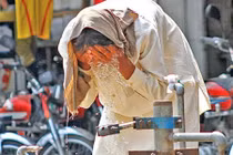 Cảnh dân tránh nắng nóng kỷ lục ở Paksitan