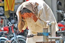Cảnh dân tránh nắng nóng kỷ lục ở Paksitan