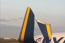 Hai máy bay va chạm, cánh gãy làm đôi