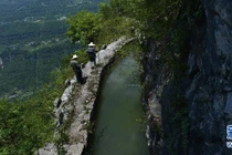 Kênh đào chênh vênh bên vách đá ở Trung Quốc