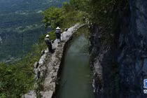 Kênh đào chênh vênh bên vách đá ở Trung Quốc