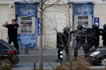 Kẻ bắt cóc con tin Pháp đã đầu hàng cảnh sát