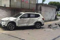 Hậu ly hôn, chồng lái Mercedes đâm xe vợ