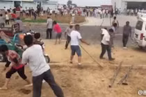 Làng Trung Quốc hỗn loạn kinh hoàng vì tranh chấp đất đai