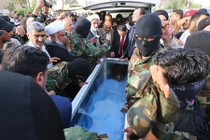 Dân chúng Iraq đổ xô đi xem thi thể thủ lĩnh IS