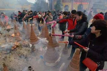 Dân Trung Quốc lên chùa cầu may ngày đầu Năm mới 2015