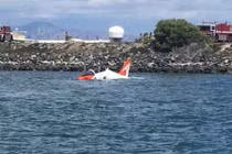 Máy bay Mỹ trượt đường băng, phi công thoát chết