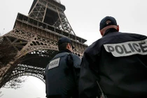 Pháp sơ tán dân vì báo động "khủng bố" gần tháp Eiffel 