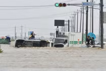 Hình ảnh mới nhất về lũ lụt ở Nhật Bản 