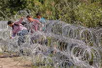 Rợn người cảnh dân di cư xé rào vào lãnh thổ Hungary 