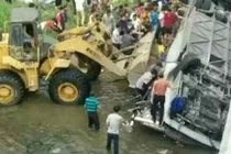 Xe chở 26 người Hàn Quốc lao xuống sông ở Trung Quốc