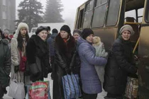 Ly khai Ukraine bắt đầu sơ tán dân thường ở Lugansk