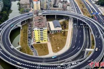 Những căn nhà “bướng bỉnh” giữa lòng đường phố Trung Quốc