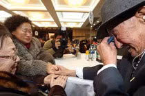  Nghẹn ngào những cuộc đoàn tụ gia đình Hàn-Triều ly tán