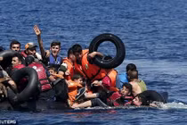 Thuyền xì hơi, người tị nạn chơi vơi giữa biển