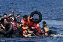 Thuyền xì hơi, người tị nạn chơi vơi giữa biển