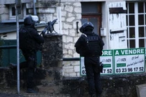  Hai nghi can vụ xả súng ở Pháp đang giam giữ con tin