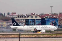 Cháy động cơ, máy bay Thổ Nhĩ Kỳ hạ cánh khẩn